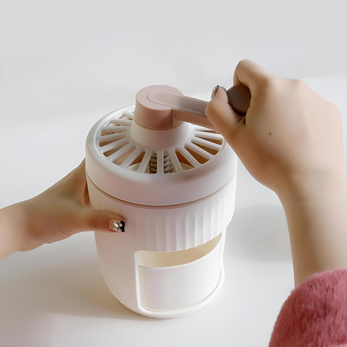 Hand rotating handle of manual ice crusher demonstrating easy grip and smooth operation Qatar